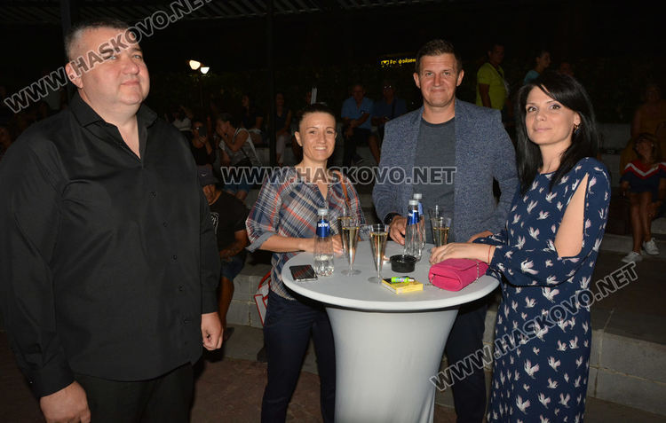 Стотици хасковлии се събраха за пиано бара на открито (видео)