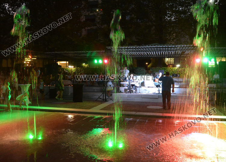 Стотици хасковлии се събраха за пиано бара на открито (видео)