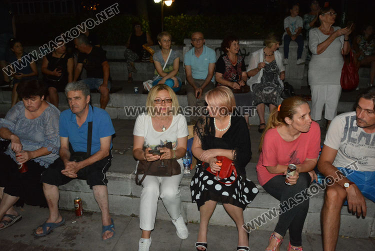 Стотици хасковлии се събраха за пиано бара на открито (видео)