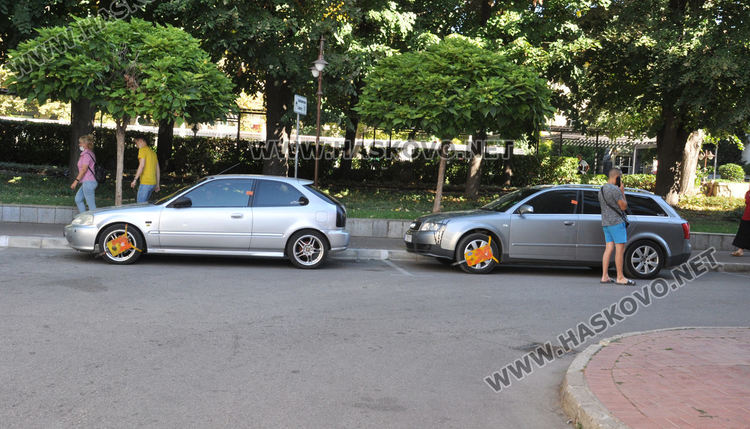 „Принудително задържане“ за два автомобила, спрели в нарушение в центъра на Хасково