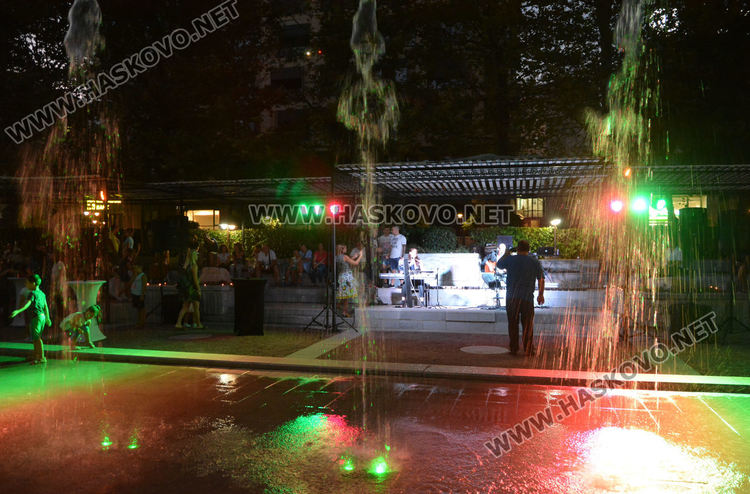 Стотици хасковлии се събраха за пиано бара на открито (видео)