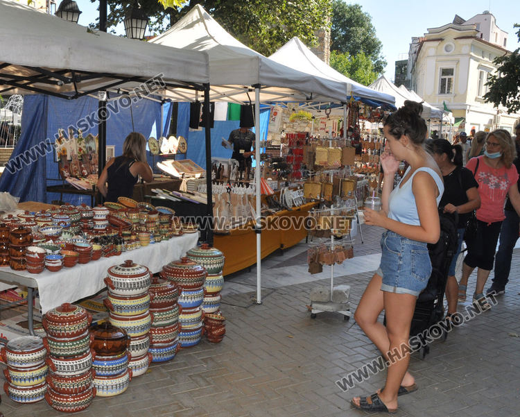 Кралицата на нощта и множество художествени изделия на изложението „Българско е“ 