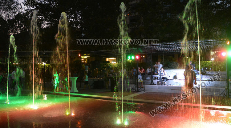 Стотици хасковлии се събраха за пиано бара на открито (видео)