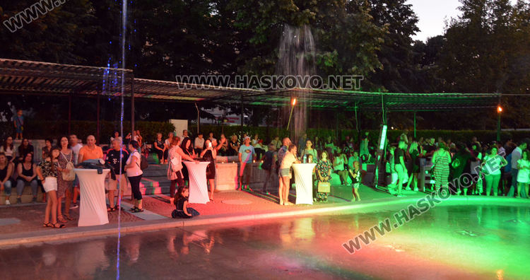 Стотици хасковлии се събраха за пиано бара на открито (видео)