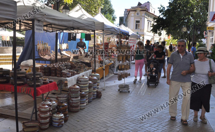 Кралицата на нощта и множество художествени изделия на изложението „Българско е“ 