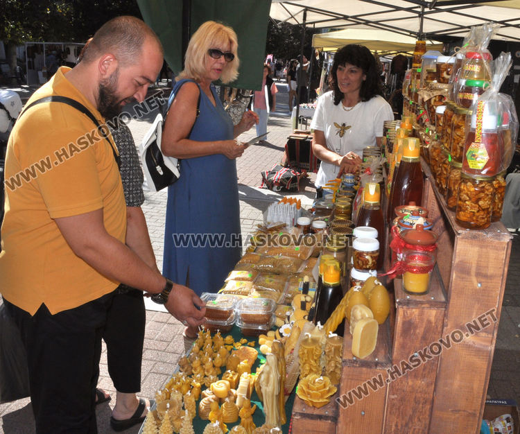 Кралицата на нощта и множество художествени изделия на изложението „Българско е“