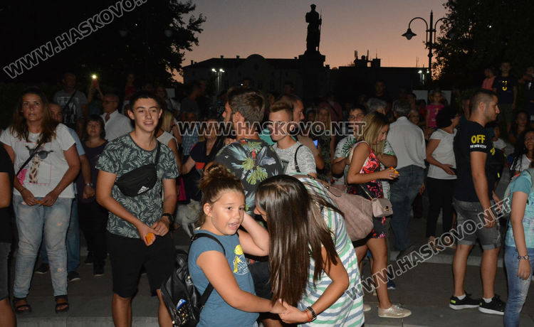 Стотици хасковлии се събраха за пиано бара на открито (видео)