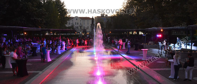 Стотици хасковлии се събраха за пиано бара на открито (видео)