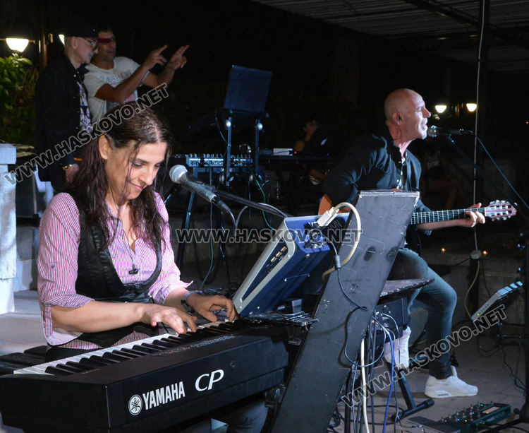 Стотици хасковлии се събраха за пиано бара на открито (видео)