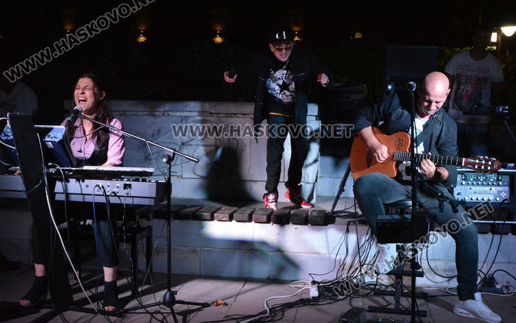 Стотици хасковлии се събраха за пиано бара на открито (видео)