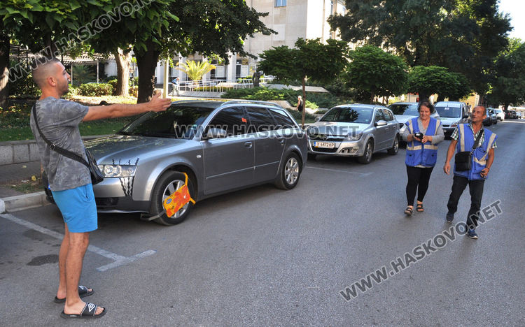 „Принудително задържане“ за два автомобила, спрели в нарушение в центъра на Хасково