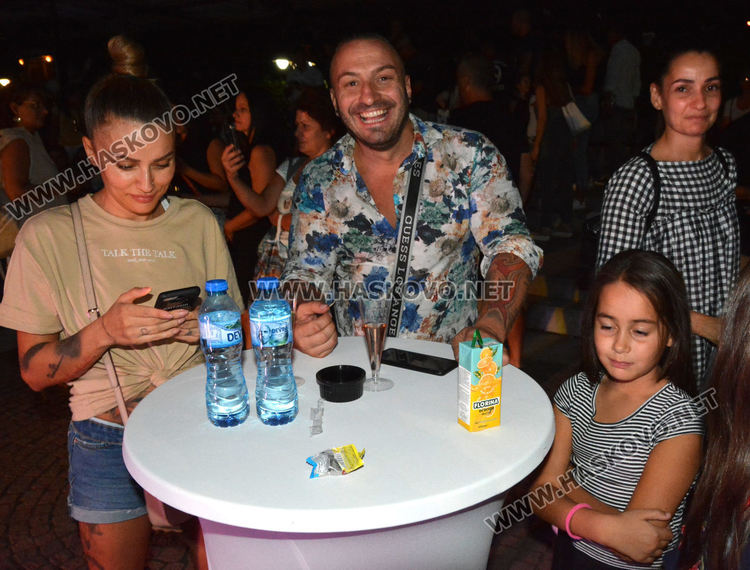 Стотици хасковлии се събраха за пиано бара на открито (видео)