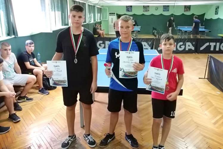 Челната тройка при момчетата до 15 години