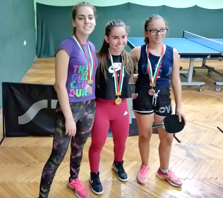 Челната тройка при момичетата до 15 години