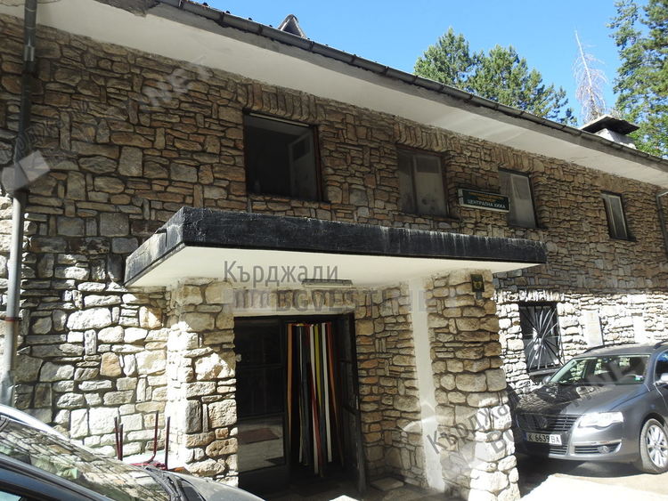 Стълпотворение от хора на Дяволския мост по празниците,  посрещат туристите с бонбони