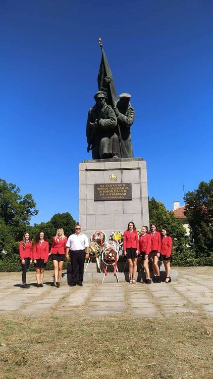 Школа "ИстОрика" с венец пред Паметника на Освободителите за  Съединението