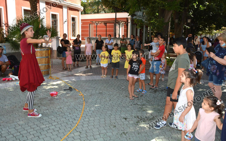 Улични артисти забавляваха деца и възрастни в Хасково