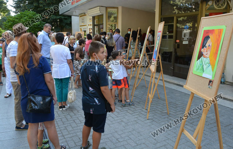 Откриха изложба „От Леонардо до Пикасо - деца рисуват шедьоври“