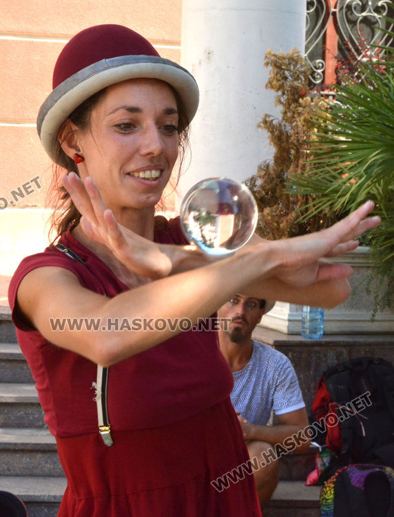 Улични артисти забавляваха деца и възрастни в Хасково