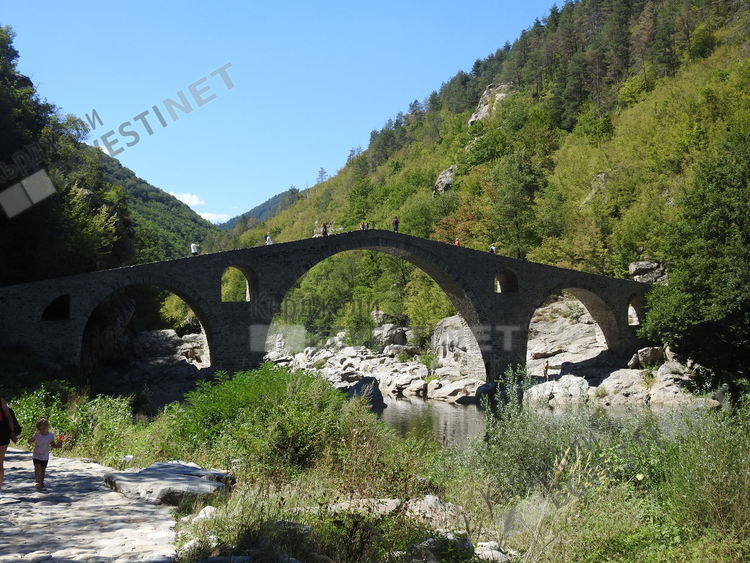 Стълпотворение от хора на Дяволския мост по празниците,  посрещат туристите с бонбони