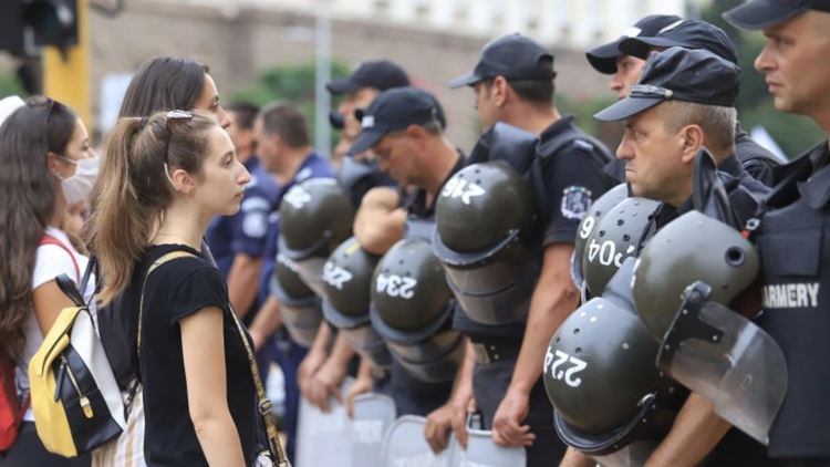 Абсурд e сред униформените на протеста да попадне човек извън редиците на МВР