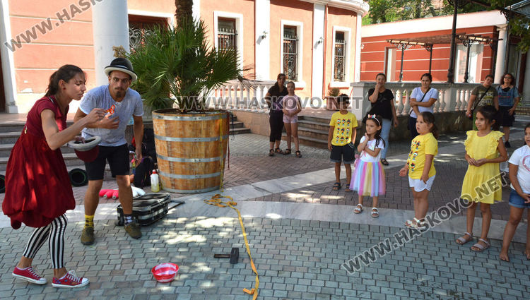 Улични артисти забавляваха деца и възрастни в Хасково