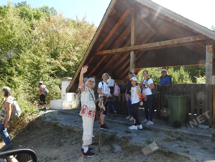 Стълпотворение от хора на Дяволския мост по празниците,  посрещат туристите с бонбони