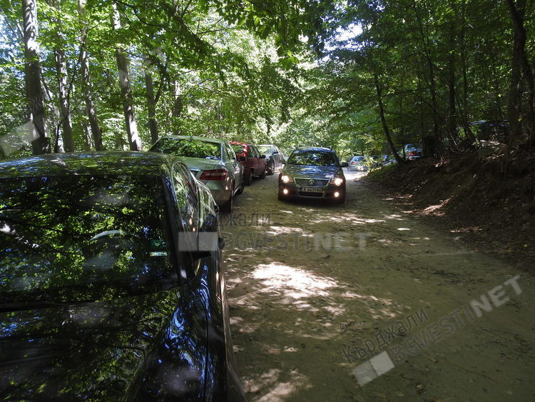 Стълпотворение от хора на Дяволския мост по празниците,  посрещат туристите с бонбони