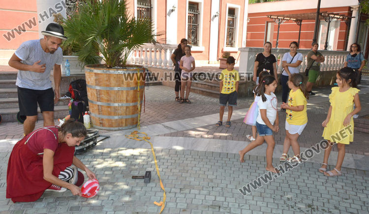 Улични артисти забавляваха деца и възрастни в Хасково