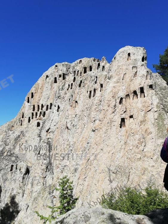 Стълпотворение от хора на Дяволския мост по празниците,  посрещат туристите с бонбони