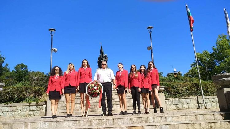 Школа "ИстОрика" с венец пред Паметника на Освободителите за  Съединението