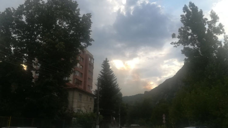 Голям пожар пламна над Девин, няма опасност за населението