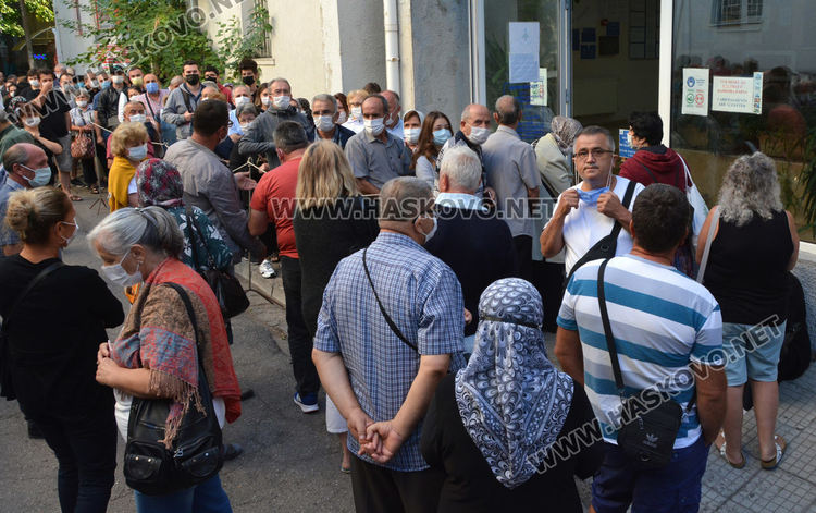 Опашка от чакащи пред Паспортна служба в Хасково