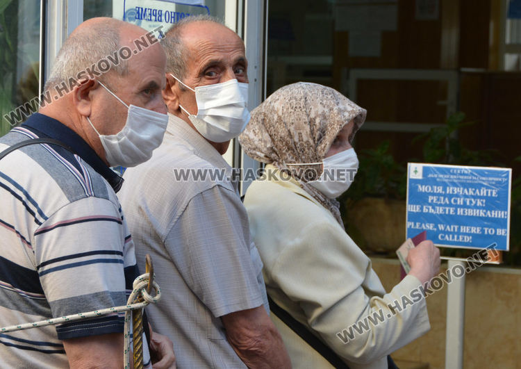 Опашка от чакащи пред Паспортна служба в Хасково