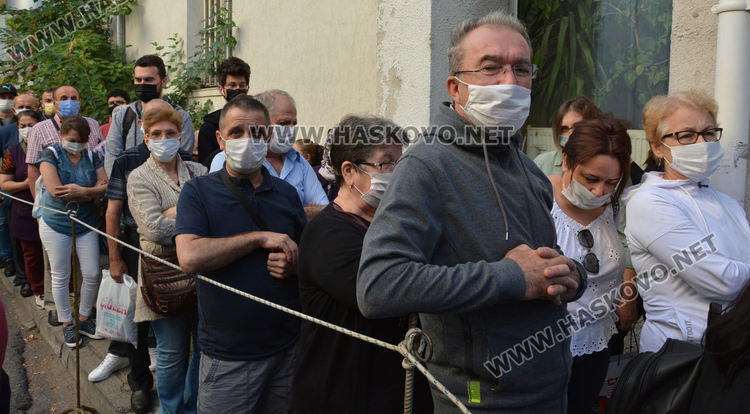 Опашка от чакащи пред Паспортна служба в Хасково