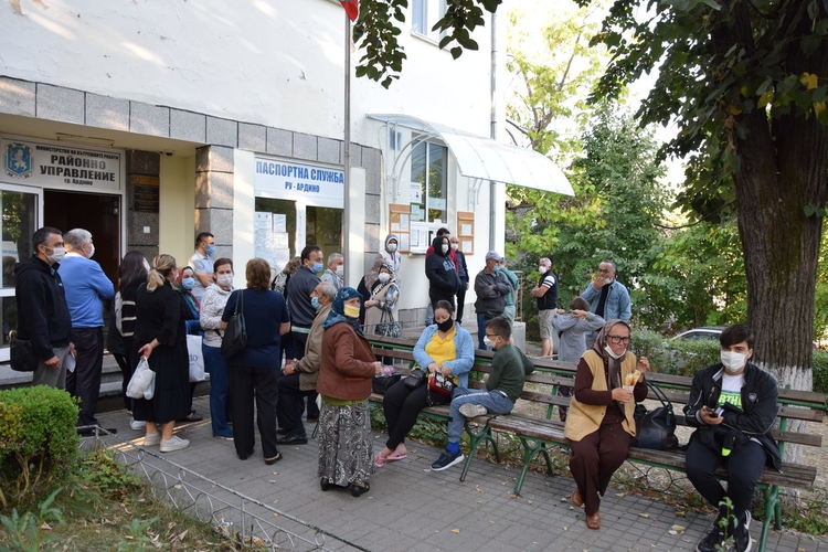 Голям наплив пред Паспортната служба в Ардино от 5 часа сутринта