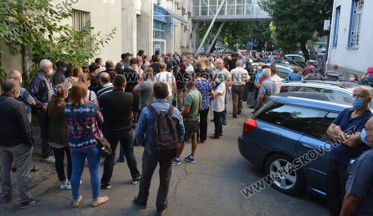 Опашка от чакащи пред Паспортна служба в Хасково