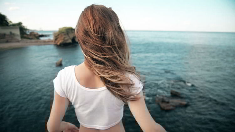 Слънце и облаци с умерен вятър