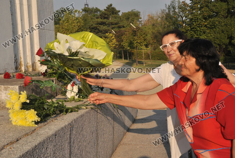 Малцина поднесоха цветя пред паметника на антифашистите на &bdquo;Ямача&ldquo;