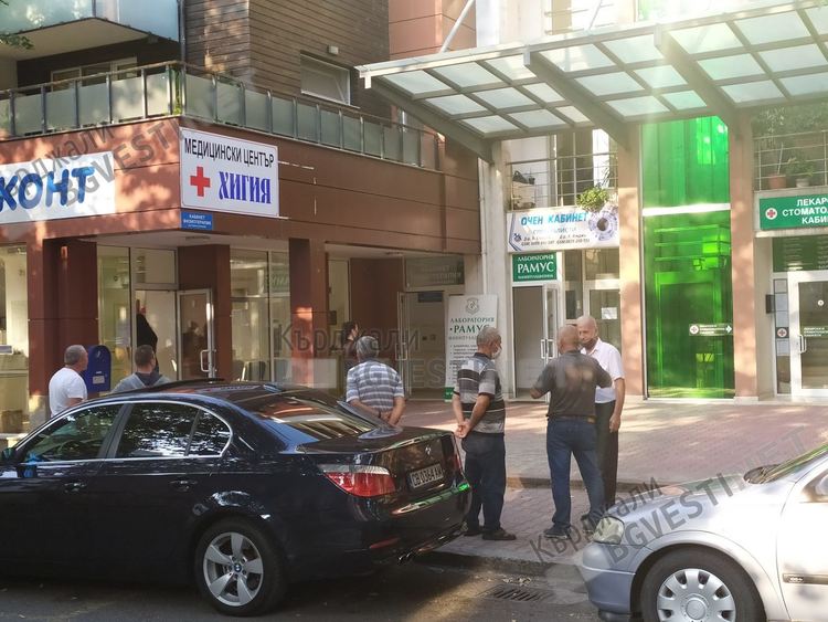 Изселници чакат за тест пред лаборатория "Рамус" тази сутрин