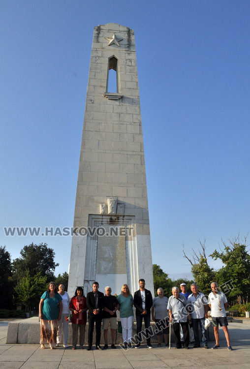 Малцина поднесоха цветя пред паметника на антифашистите на &bdquo;Ямача&ldquo;