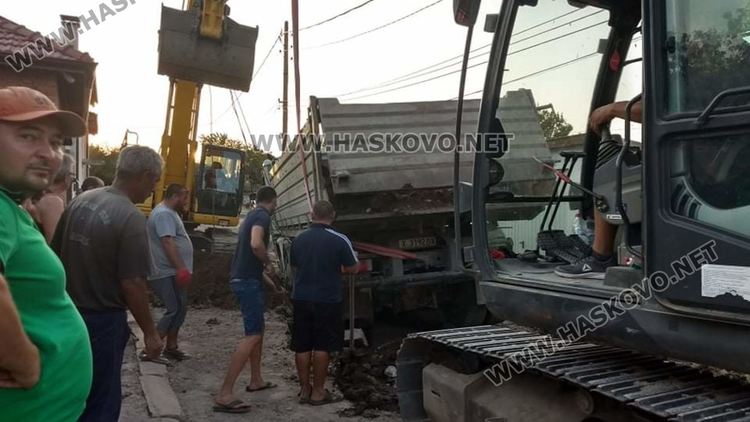 Камион пропадна в изкоп за канализацията в " Болярово" 