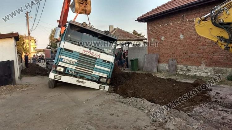 Камион пропадна в изкоп за канализацията в " Болярово" 