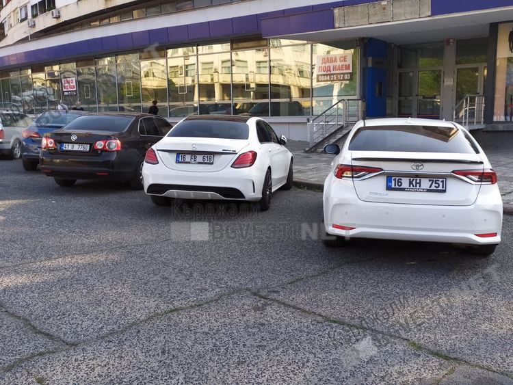 Турски коли пред Паспортна днес