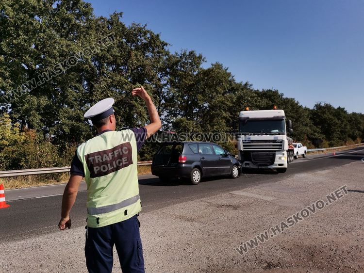 Жена пострада при челна катастрофа между кола и камион, превозващ тръби за газопровода