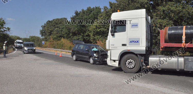 Жена пострада при челна катастрофа между кола и камион, превозващ тръби за газопровода