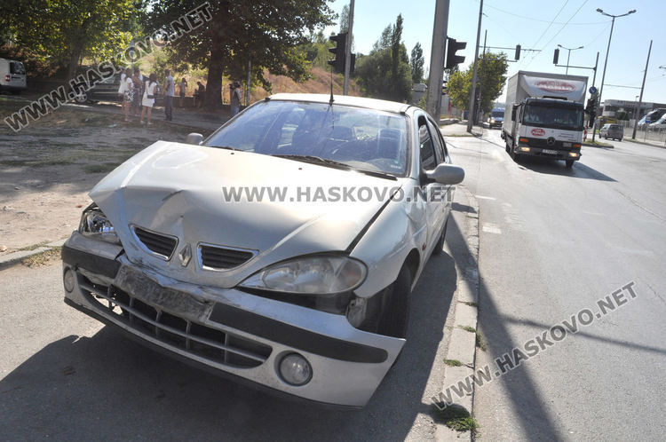 Джип Мерцедес и Рено катастрофираха на бул. „Васил Левски“