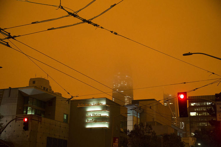 Като на друга планета: Сан Франциско осъмна с оранжево небе (видео)