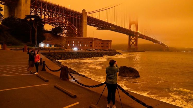 Като на друга планета: Сан Франциско осъмна с оранжево небе (видео)