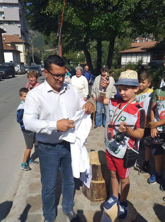 Деца и младежи мериха сили в улов на пъстърва край Девин